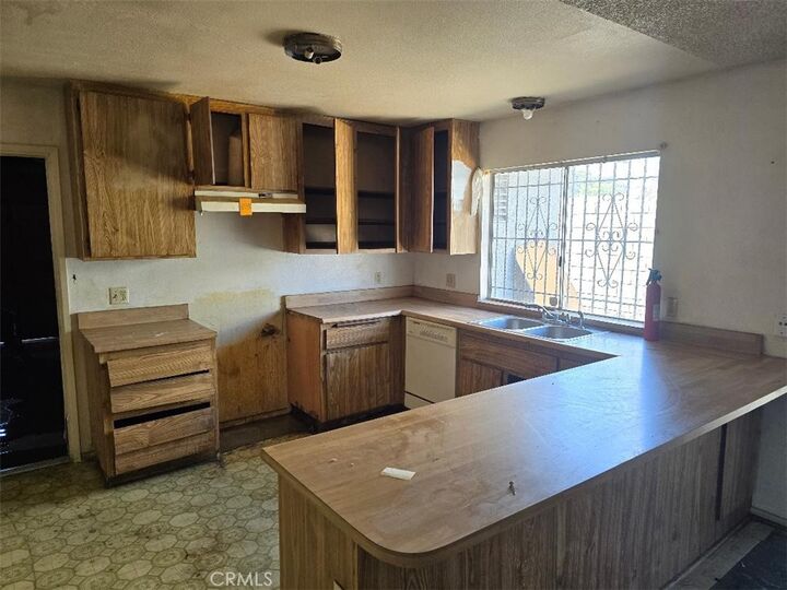 Property Photo:  925 W Raymond Street  CA 90220 