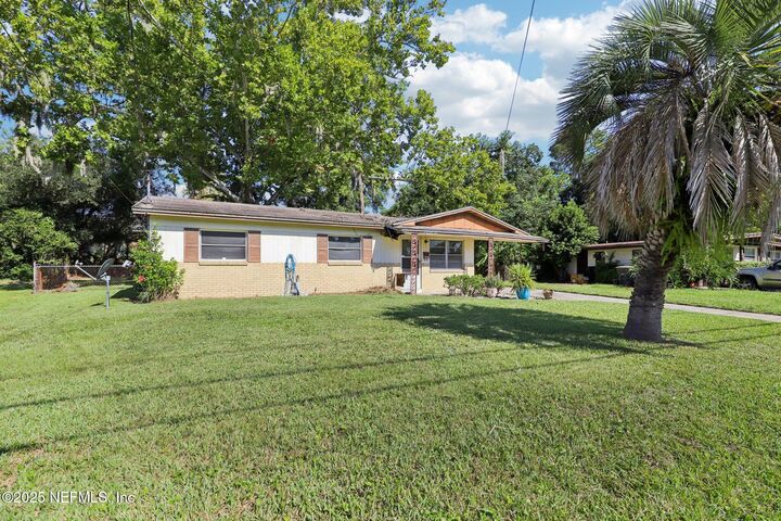 Property Photo: 3064 Carrevero Drive W FL 32216
