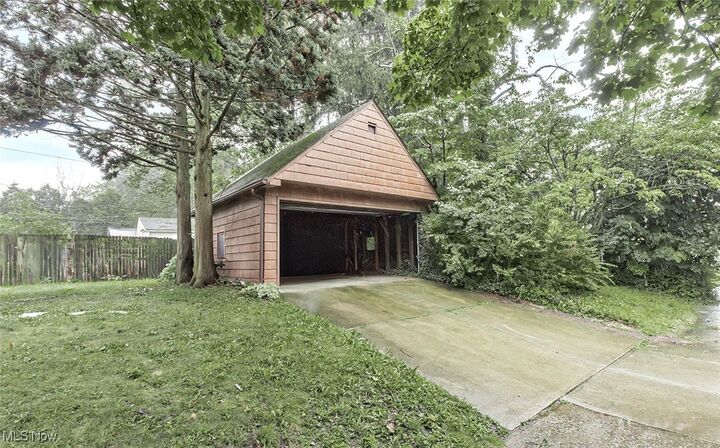 Property Photo: 1292 Plainfield Road OH 44121
