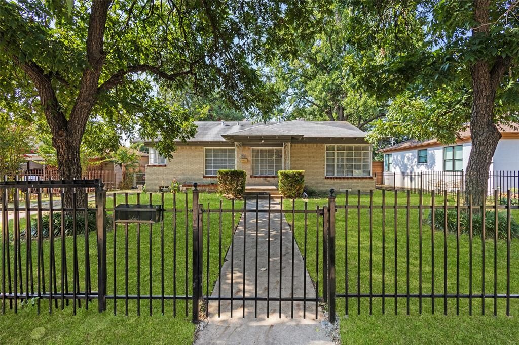 Property Photo:  1428 Barlow Avenue  TX 75224 