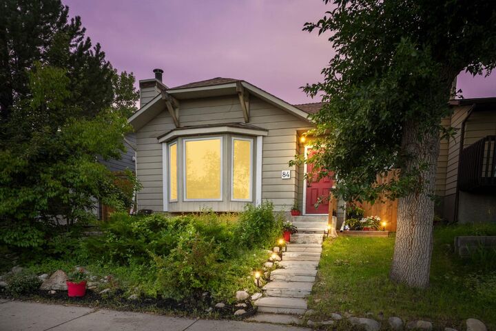 Property Photo:  84 Rivervalley Drive SE  AB T2C 3K5 