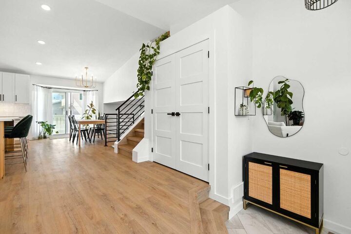 Property Photo:  154 Douglas Avenue  AB T4R 2G5 