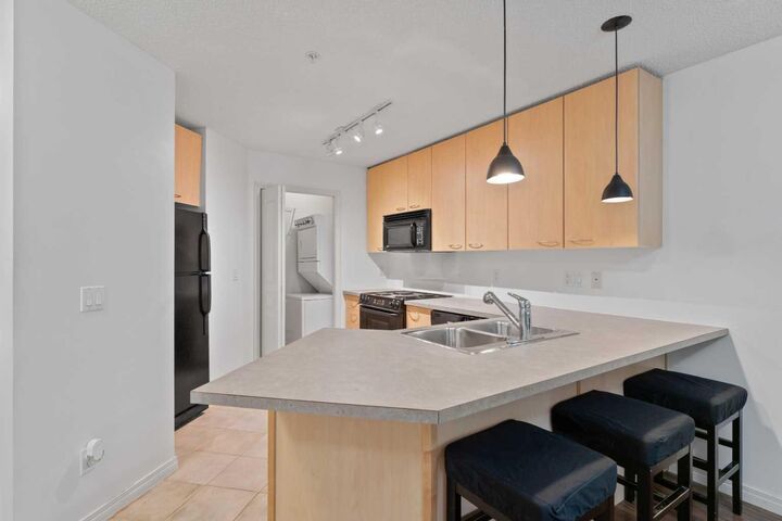 Property Photo:  22 Richard Place SW 143  AB T3E 7N6 