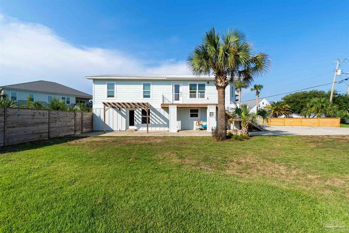 Property Photo:  800 Largo Dr  FL 32561 