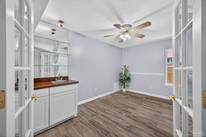 Property Photo: 2299 Scenic Hwy # L-4 FL 32503