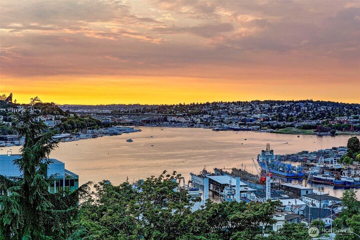 1065  Summit Avenue E  Seattle WA 98102 photo