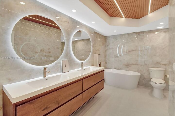 Property Photo:  3370 Hidden Bay Dr 812  FL 33180 