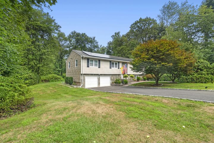 Property Photo:  40 Winthrop Place  CT 06468 