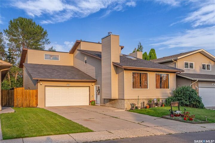 Property Photo:  362 Costigan Crescent  SK S7J 3P3 