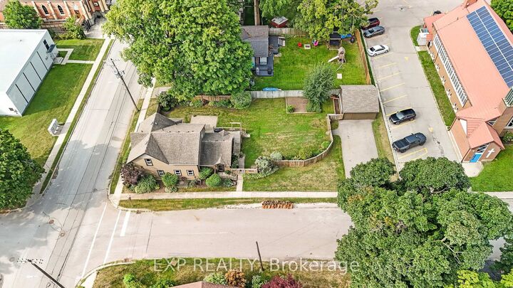 Photo de la propriété: 20 Elgin Street S ON L7J 2B3