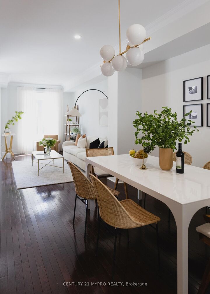 Photo de la propriété: 10 Clairtrell Road ON M2N 5J6