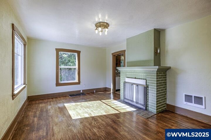 Property Photo: 1235 15th St SE OR 97302