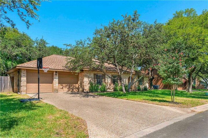 Property Photo: 11004 Chateau Hill TX 78750