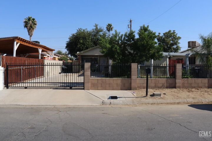 Property Photo:  208 Churchill Drive  CA 93307 