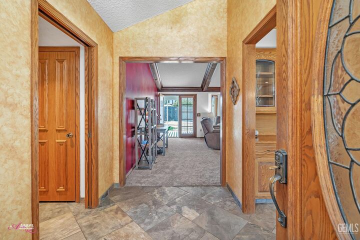 Property Photo: 7601 Darrin Avenue CA 93308