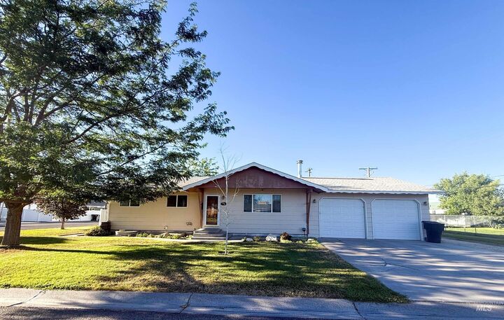 Property Photo: 300 Dennis Dr. ID 83318