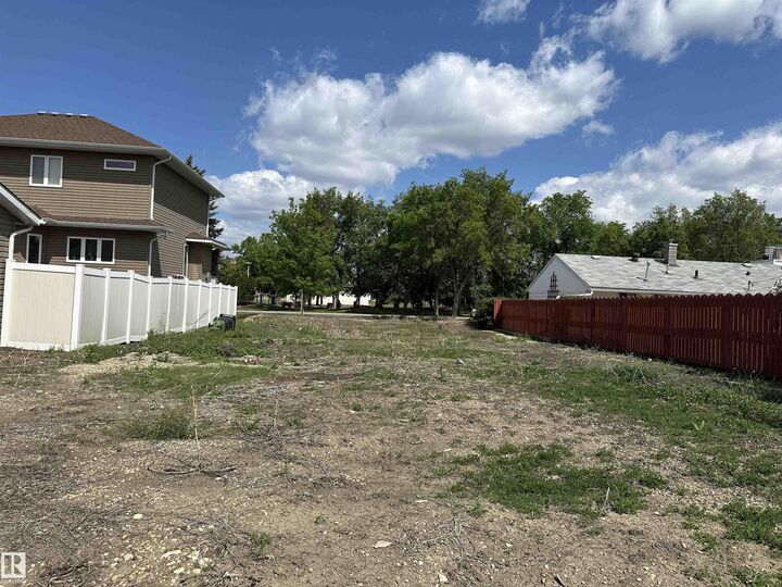 Photo de la propriété:  8527 77 Avenue NW  AB T6C 0L5 