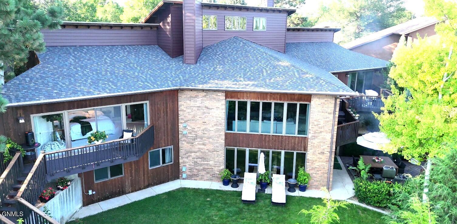 Property Photo:  96 Country Club Drive  ND 58501 