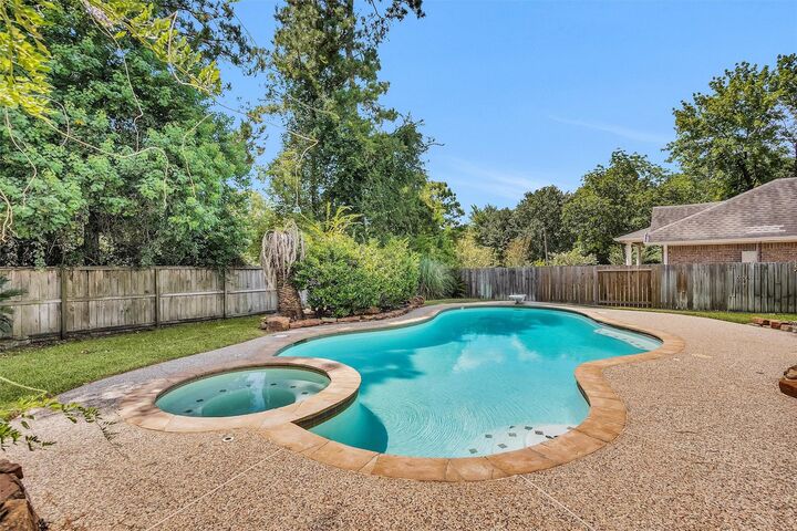 Property Photo: 6 W Whistlers Bend Circle TX 77384