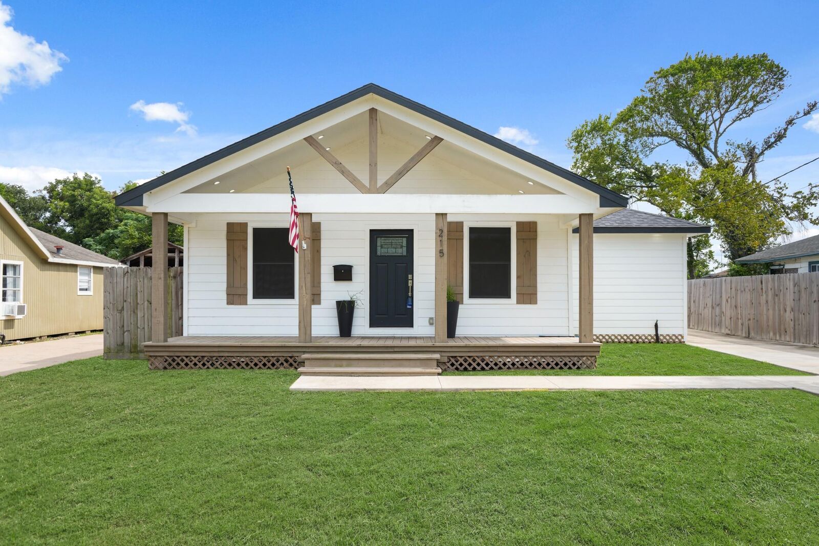 Property Photo: 215 E Bernard Street TX 77531
