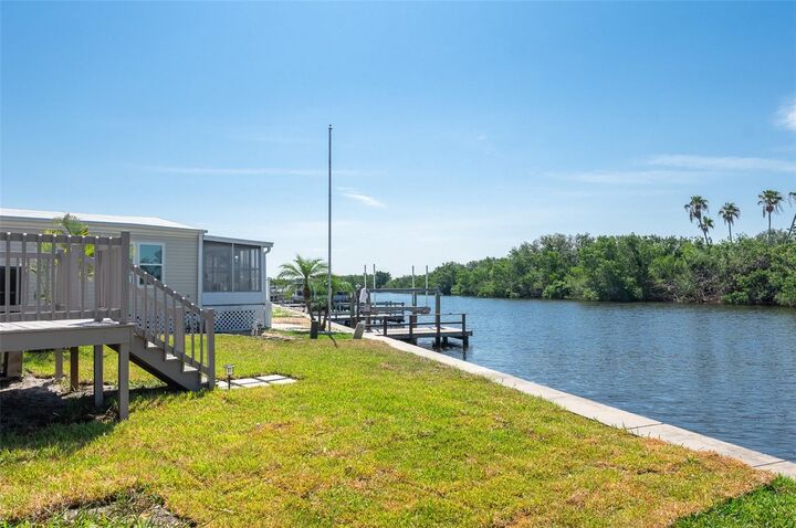 Property Photo: 460 Mount Oak Avenue NE 745 FL 33702