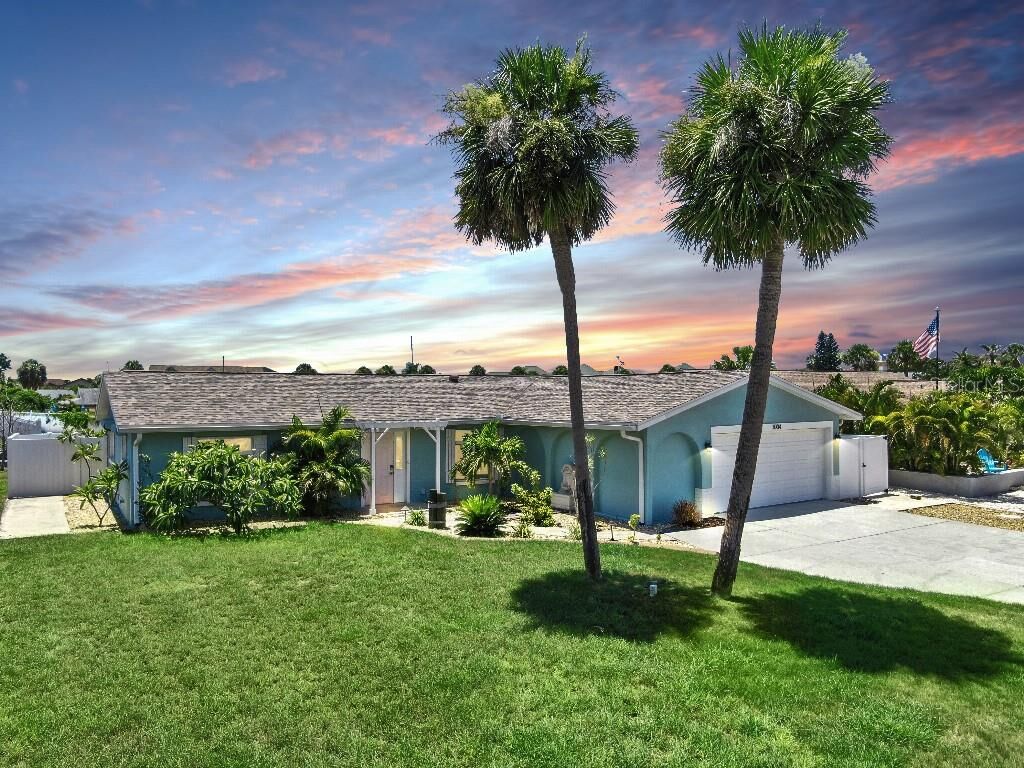 Property Photo: 1004 Sago Palm Way FL 33572