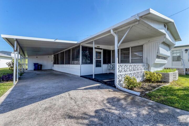 Property Photo: 4220 12th Street Court E FL 34222
