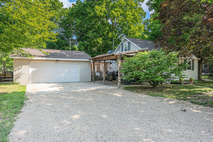 Property Photo:  104 Tamarack Street  MI 49010 
