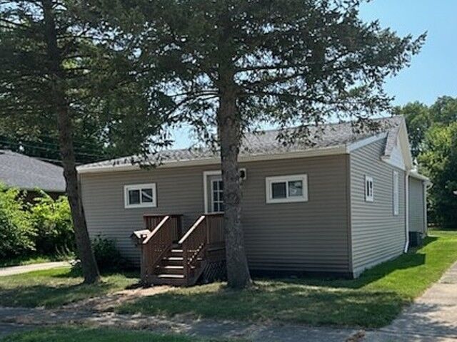 Property Photo:  915 W Superior Street  IL 61350 