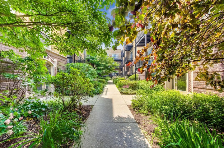 Property Photo: 4720 N Beacon Street 2N IL 60640
