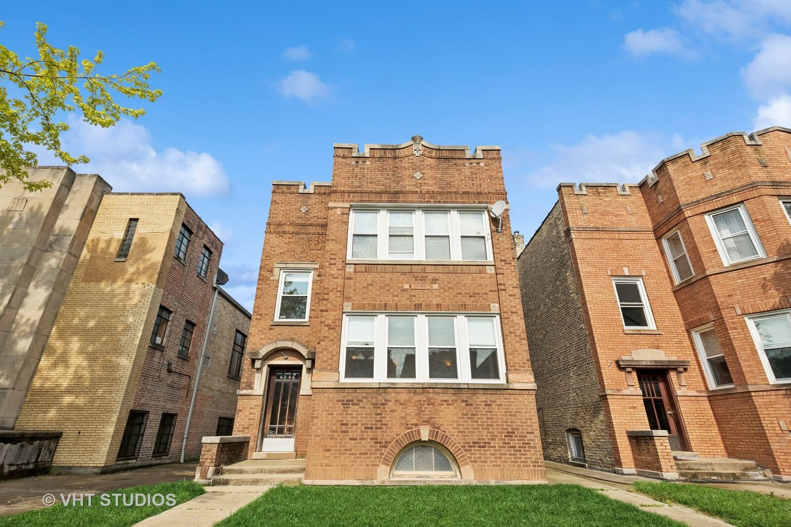 Property Photo:  6208 N Artesian Avenue  IL 60659 
