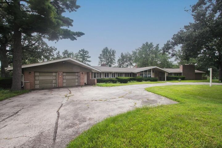 Property Photo:  701 W Stearns Road  IL 60103 