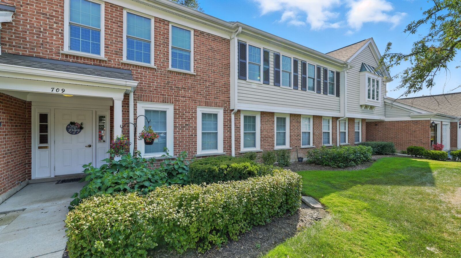 Property Photo: 709 Burr Oak Lane B IL 60070