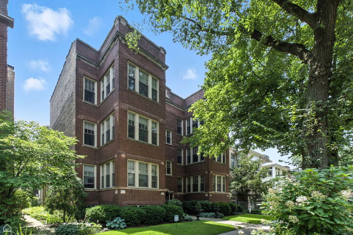 Property Photo:  1233 W Winnemac Avenue 1W  IL 60640 