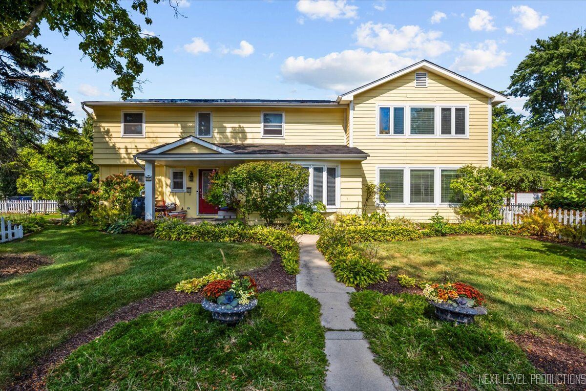 Property Photo:  83 N Park Boulevard  IL 60137 