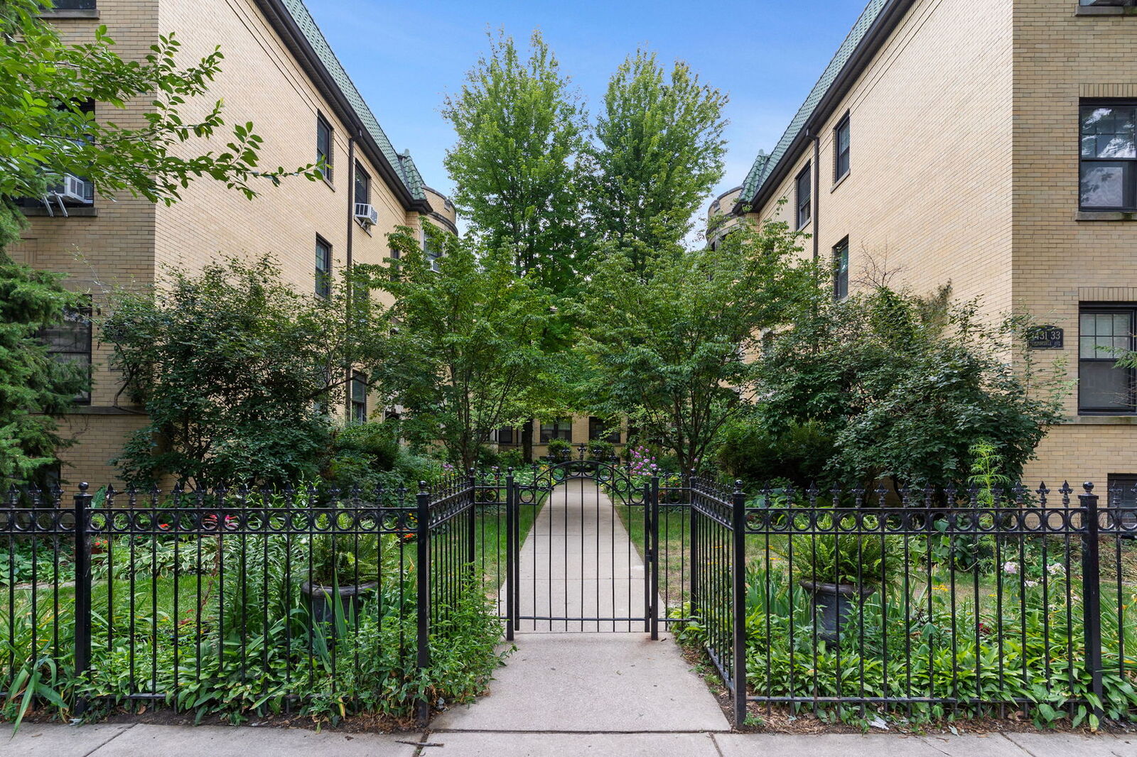 Property Photo:  1431 W Summerdale Avenue 1B  IL 60640 