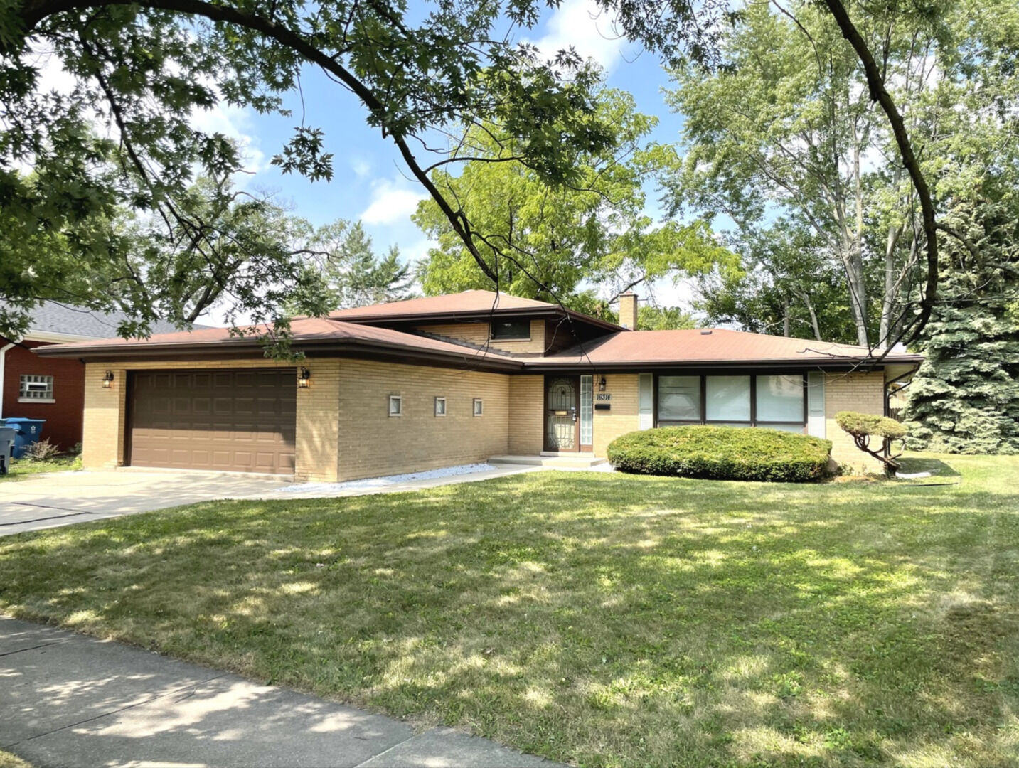 Property Photo: 16314 Woodlawn East Avenue IL 60473