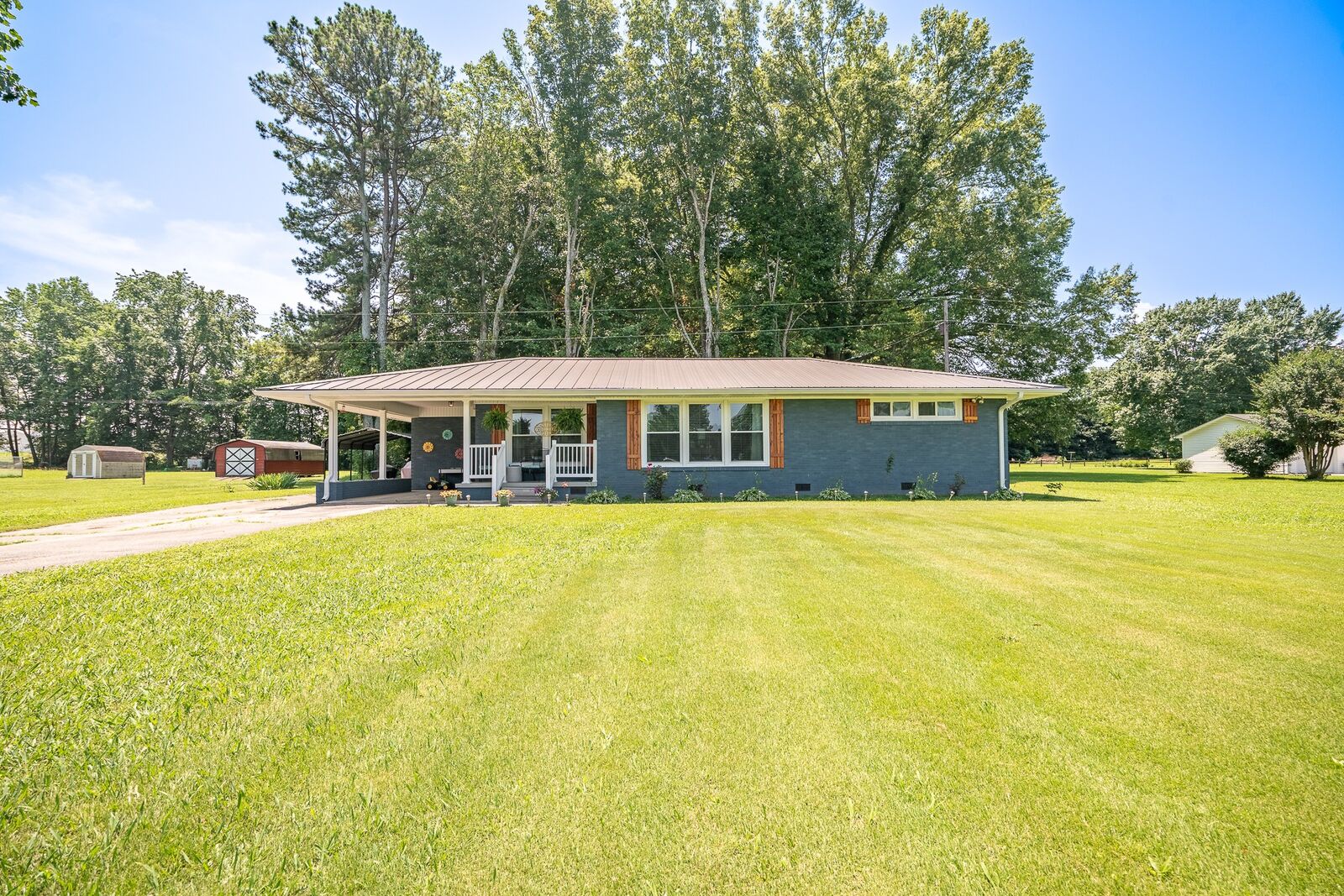 Property Photo: 168 Oak Park Drive S AL 35648