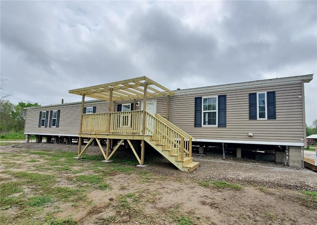 Property Photo: 631 E Bayou Road LA 70037