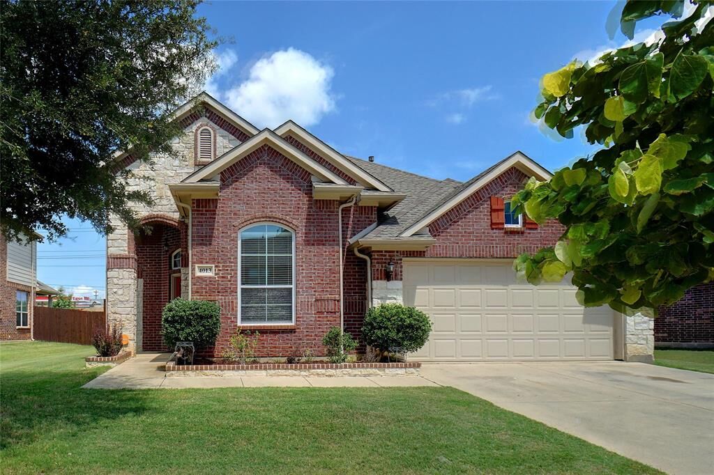 Property Photo: 4013 Bonita Avenue TX 76210
