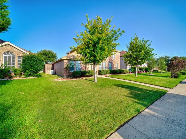 Property Photo: 1139 Hampshire Lane TX 75104