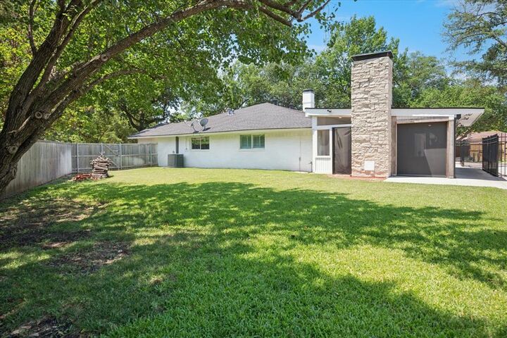Property Photo: 2801 Elmcrest Circle TX 75075