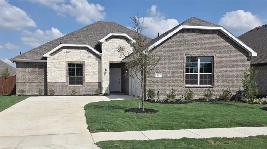 Property Photo:  307 Lelo Lane  TX 76063