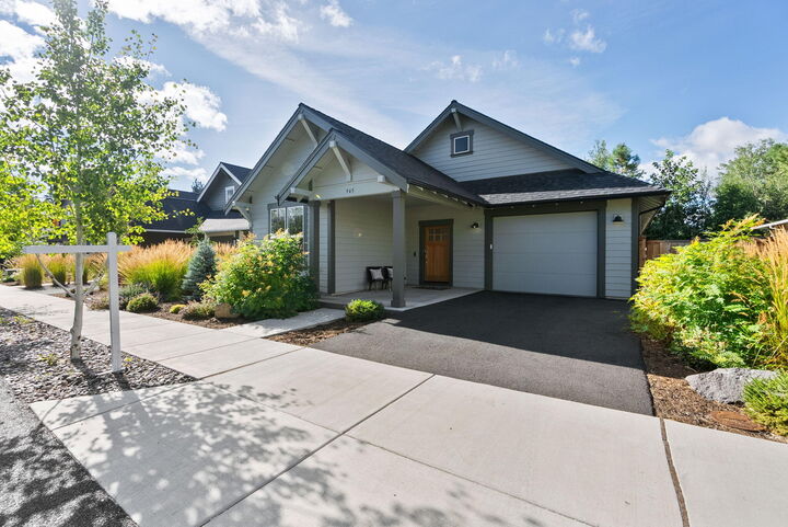 Property Photo: 945 E Horse Back Trail OR 97759