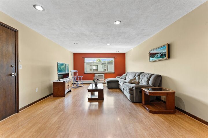 Property Photo:  1 Hallmark Gardens 8  MA 01803 