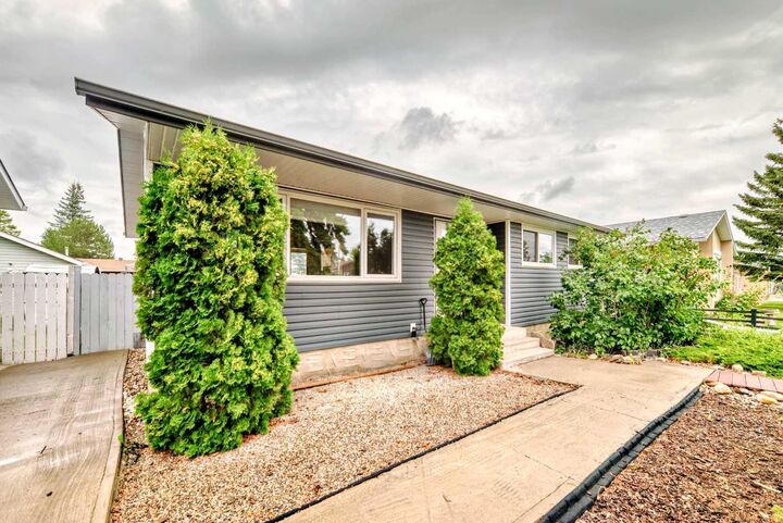 Property Photo:  724 Pinecliff Road NE  AB T1Y 3X1 