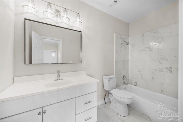 Property Photo: 805 W De Soto St FL 32501