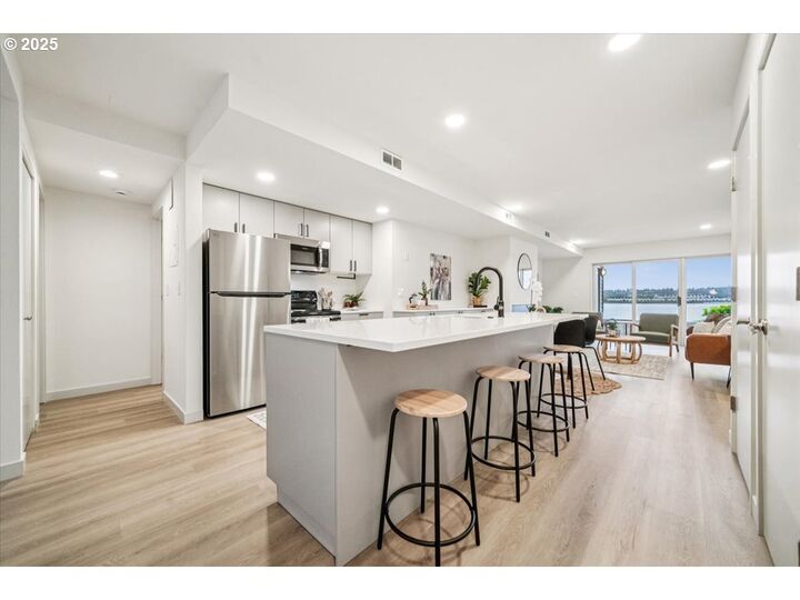 Property Photo: 87 N Hayden Bay Dr OR 97217