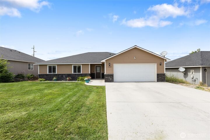 Property Photo:  1552 S Bailey Avenue  WA 98837
