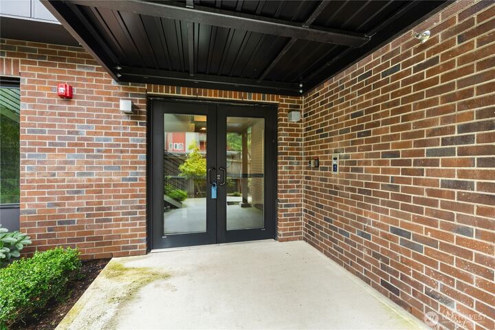 Property Photo:  15558 NE 15th Place 300  WA 98007 